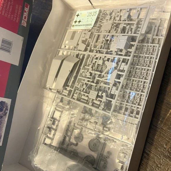 VTG Dragon 9004 Grille Ausf.H Sd. Kfz. 138/1 w/S.P. Gun Crew Plastic Model Kit - Picture 12 of 14